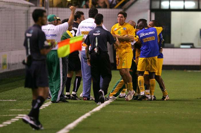 Jogadores do Mirassol comemoram gol de empate