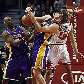Pau Gasol, do Los Angeles Lakers, perde a bola ao ser atingido por Joakim Noah, do Chicago Bulls Pau Gasol, do Los Angeles Lakers, perde a bola ao ser atingido por Joakim Noah, do Chicago Bulls