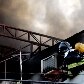 Bombeiros lutam para combater fogo em empresa na zona norte de SP Bombeiros lutam para combater fogo em empresa na zona norte de SP