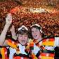 Estádio de Lanxess Arena, em Colónia, na Alemanha, cheio de torcedores para ver o jogo em telão
