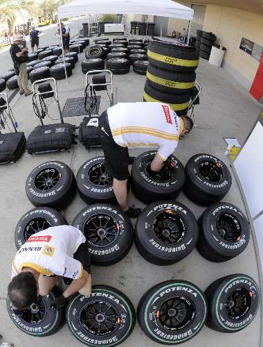 Funcionários da Renault trabalham nos pneus que serão utilizados no GP do Bahrein de F-1