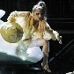 Lady Gaga sai de cápsula no palco do Grammy