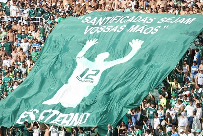 Torcida exibe bandeira em homenagem ao ex-goleiro Marcos