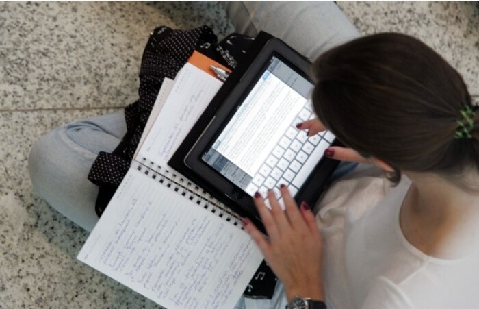 Estudante aproveita minutos finais para revisar conteúdo