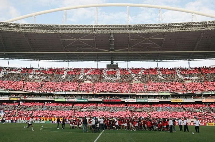 Torcida exibe enorme mosaico com o nome de Petkovic, que se despediu do clube no jogo