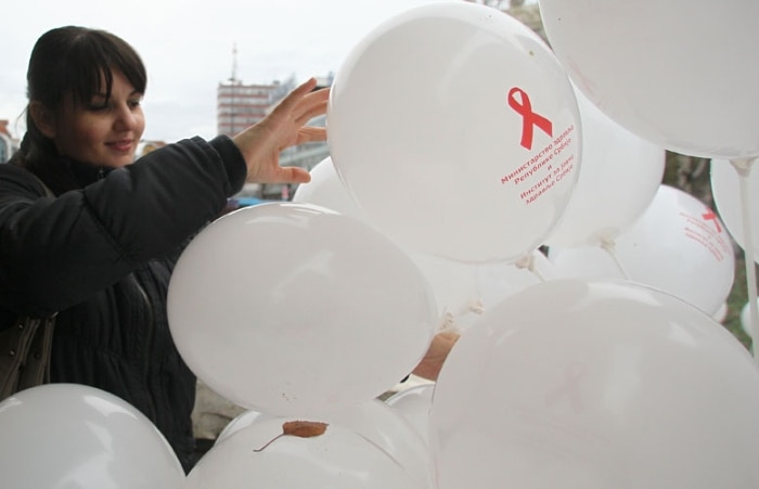 Na Sérvia, pessoas soltam balões pelo Dia Internacional de Luta Contra AIDS