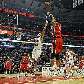 Taj Gibson (esq.), do Chicago Bulls, tenta bloquear um arremesso de Tony Battie, do New Jersey Nets Taj Gibson (esq.), do Chicago Bulls, tenta bloquear um arremesso de Tony Battie, do New Jersey Nets