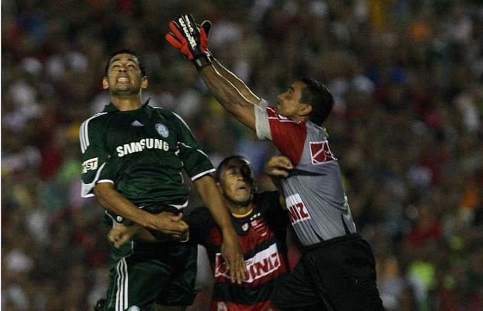 Diego Souza disputa bola com o goleiro Herivélton. Meia marcou na vitória do Palmeiras por 1 a 0