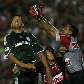 Diego Souza disputa bola com o goleiro Herivélton. Meia marcou na vitória do Palmeiras por 1 a 0