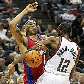 Drew Gooden, do Los Angeles Clippers, sofre falta de Luc Richard Mbah a Moute, do Milwaukee Bucks
