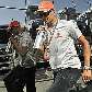 Heikki Kovalainen passa por espelho em motorhome da McLaren Heikki Kovalainen passa por espelho em motorhome da McLaren
