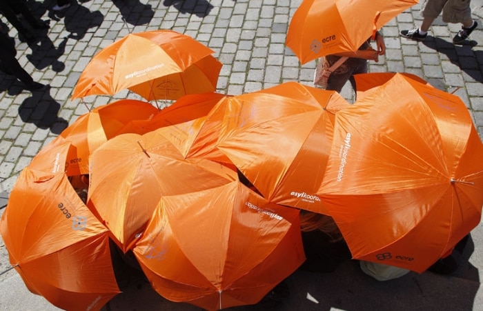 Guarda-chuvas simbolizam a proteção aos refugiados e deslocados de um país