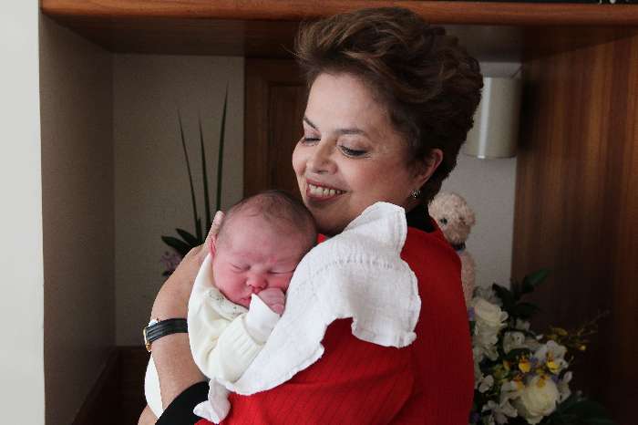 Dilma com seu primeiro neto, Gabriel, em Porto Alegre - 09.08.2010