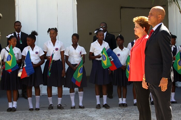 Dilma chega ao Haiti e é recebida com festa