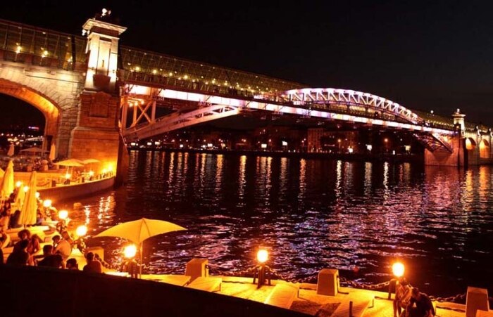 Imagem noturna da ponte de pedestre Pushkinsky