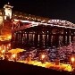 Imagem noturna da ponte de pedestre Pushkinsky