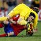 O goleiro alemão Neuer termina o lance em cima de Villa, da Espanha O goleiro alemão Neuer termina o lance em cima de Villa, da Espanha