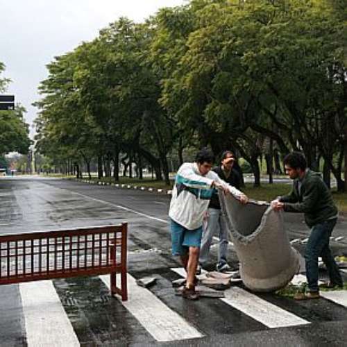 Alunos bloqueiam avenida das faculdades de História e Geografia nesta quarta-feira