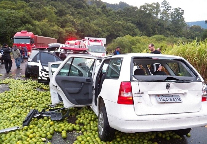 Dois jornalistas morrem em acidente entre carro e caminhão no RS