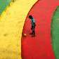Criança improvisa bola de futebol com um côco no centro de Itanhaém, litoral paulista. 15/01/2010 Criança improvisa bola de futebol com um côco no centro de Itanhaém, litoral paulista. 15/01/2010