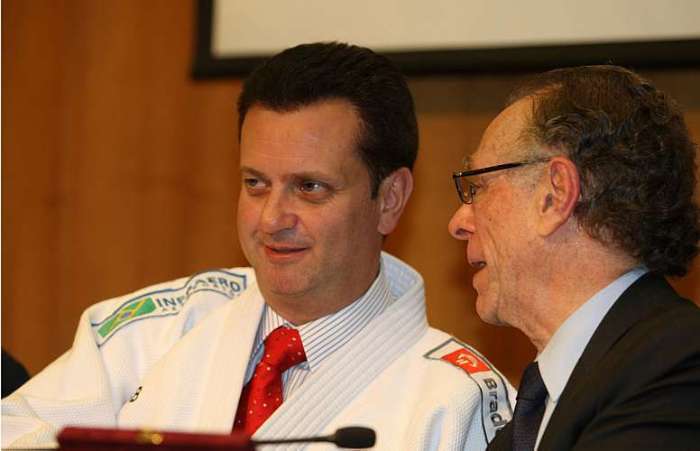 Como um judoca, Gilberto Kassab conversa com Carlos Arthur Nuzman 