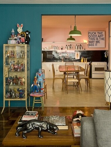 Imensa coleção de brinquedos vira decoração em apartamento