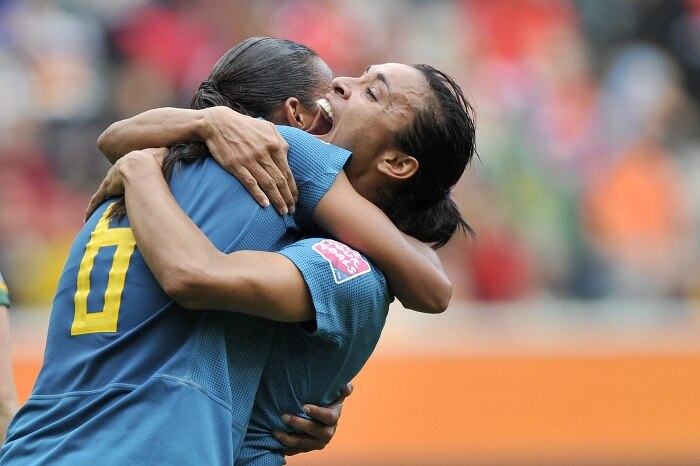 Rosana comemora gol da vitória do Brasil na estreia da Copa do Mundo