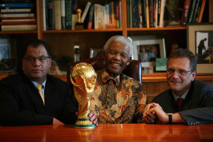O ex-presidente sul-africano Nelson Mandela posa com a Taça Fifa em visita em sua casa