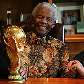 O ex-presidente sul-africano Nelson Mandela posa com a Taça Fifa em visita em sua casa O ex-presidente sul-africano Nelson Mandela posa com a Taça Fifa em visita em sua casa