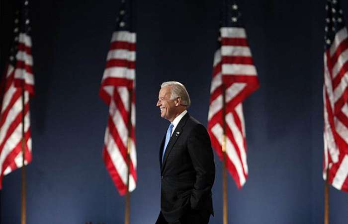 Vice-presidente Joe Biden sorri ao chegar ao Grant Park, em Chicago