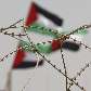 Palestinhos mostram bandeiras durante demonstração contra o muro construído em Gaza