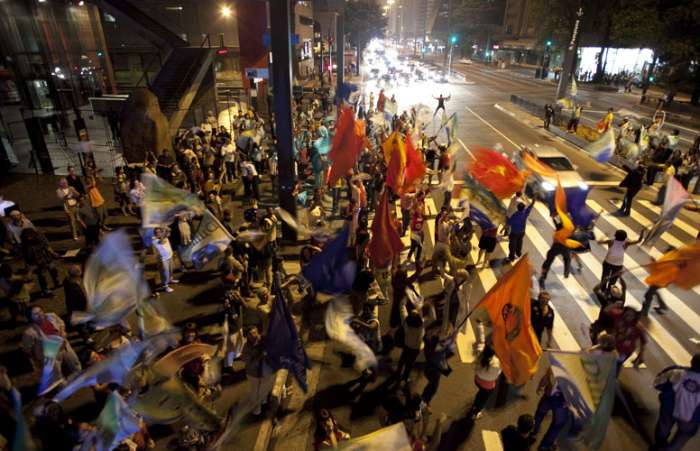 Paulistanos eleitores de Dilma Rousseff saem à Avenida Paulista, em SP, para comemoração