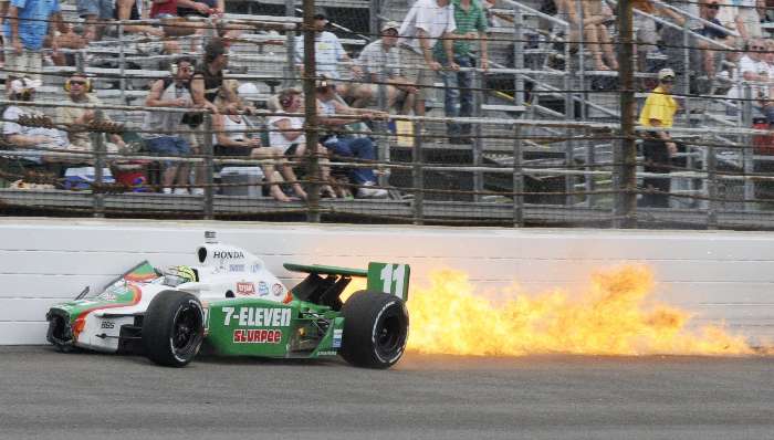 Tony Kanaan atinge o muro e abandona as 500 milhas de Indianápolis