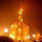 Fiéis enfrentam o frio e a chuva para ir a igreja de São Pedro, em Gramado. 17/05/2010