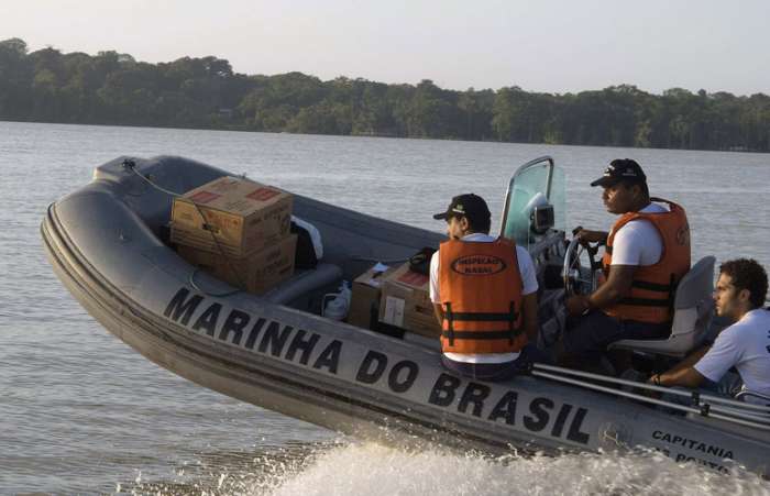 Urnas eletrônicas são transportadas de bote no Rio Amazonas, em Periquitaquara