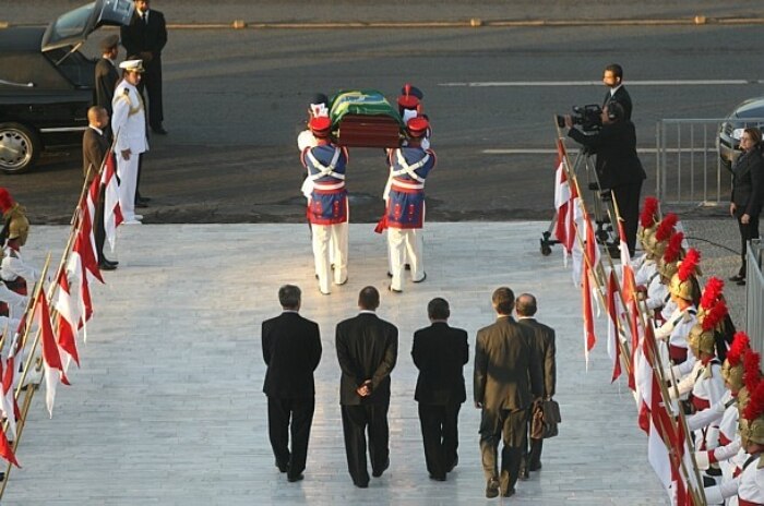 Soldados carregam caixão de José Alencar, que será levado para BH, na rampa do Palácio do Planalto