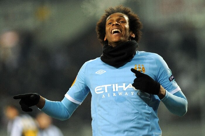 O atacante brasileiro Jô comemora gol para o Manchester City sobre a Juventus, pela Liga Europa