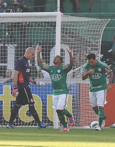 Corinthians vence Palmeiras de virada por 2 a 1 no Brasileirão, com show de Romarinho