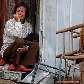 Moradora chilena chora devido a perda de sua casa 
