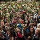 Cerca de 150 mil cidadãos levam flores e velas pela capital norueguesa para lembrar as vítimas