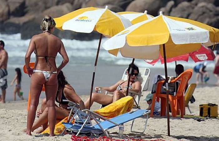 Banhistas na praia do Tombo, no litoral sul de São Paulo