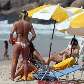 Banhistas na praia do Tombo, no litoral sul de São Paulo