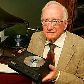 Pieter Kramer segura um dos primeiros CD players, que ele ajudou a desenvolver há 25 anos