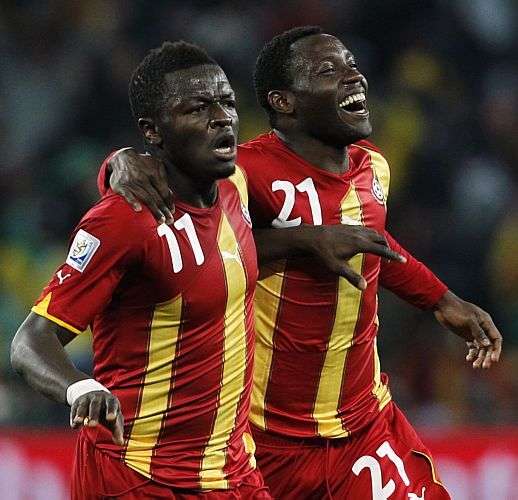 Felicidade dos ganeses Muntari (esquerda) e Asamoah, após gol que abriu o placar contra o Uruguai