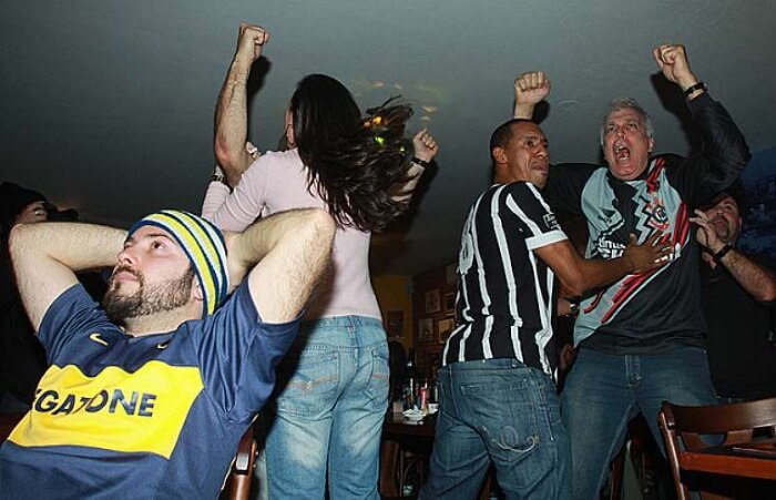 Final da Libertadores reúne argentinos e brasileiros em bar na Mooca