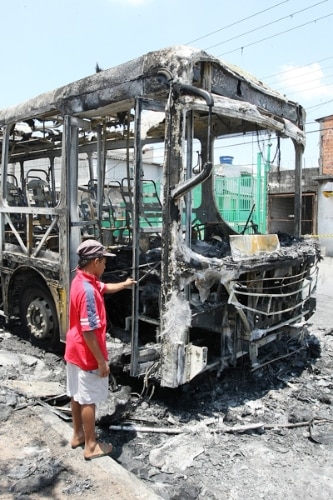 Ônibus são incendiados na zona leste de São Paulo
