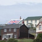 Ilhas Malvinas: 30 anos depois da Guerra Internacional - Panorama de Stanley. Ao fundo casa com teto pintado com a bandeira britânica - Foto: Solly Boussidan/AE