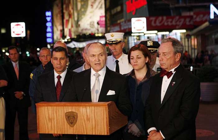 O comissário Raymond Kelly fala à imprensa junto do prefeito e do governador de NY