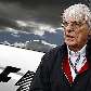 Bernie Ecclestone, chefão da F-1, caminha pelos boxes em Silverstone Bernie Ecclestone, chefão da F-1, caminha pelos boxes em Silverstone