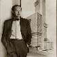 Walter Gropius, fundador da Bauhaus em 1919, em frente ao projeto do Chicago Tribune Walter Gropius, fundador da Bauhaus em 1919, em frente ao projeto do Chicago Tribune